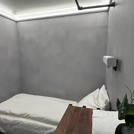 Отель The Hyve Capsule Amsterdam 2*