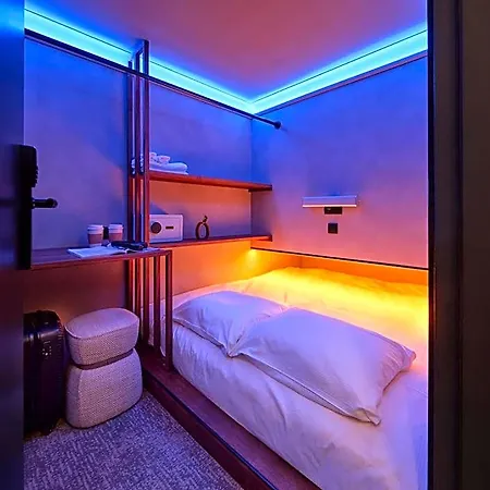 The Hyve Capsule Amsterdam Hotel 2*