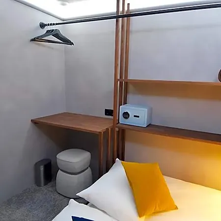 Hotel The Hyve Capsule Amsterdam 2*