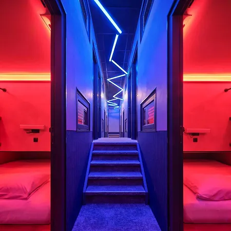 The Hyve Capsule ホステル